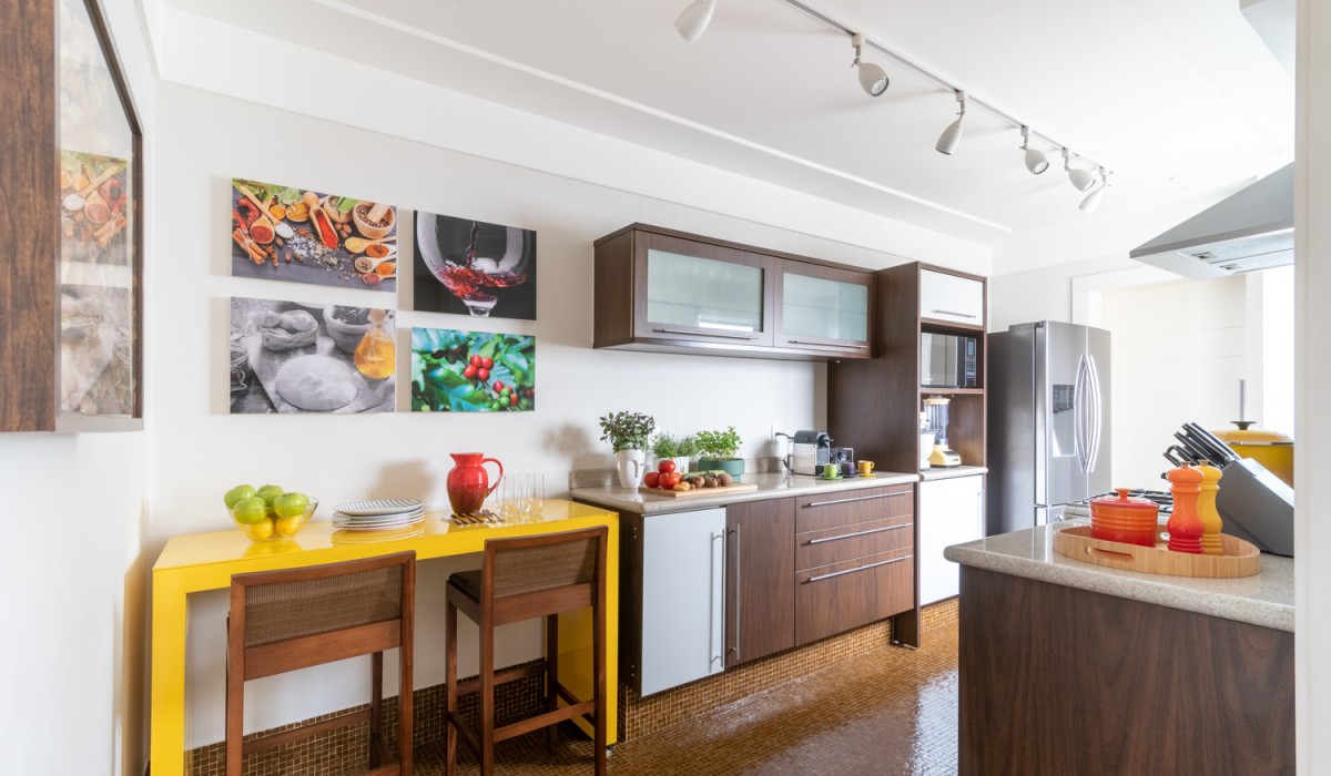 Após reforma, cozinha ganha vida e personalidade através das cores